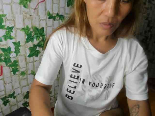 Sweettrouble42 webcam