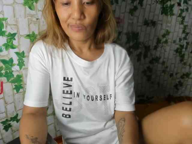 Sweettrouble42 webcam