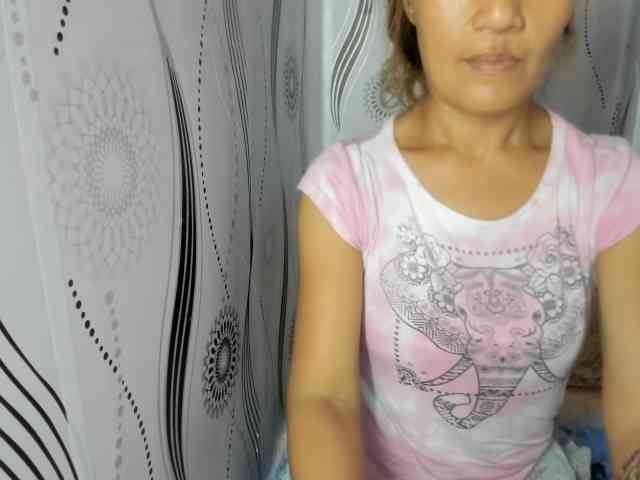 Sweettrouble42 webcam