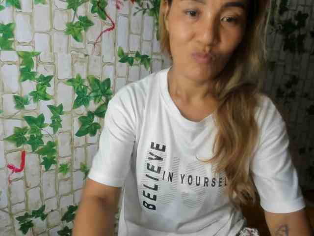 Sweettrouble42 webcam