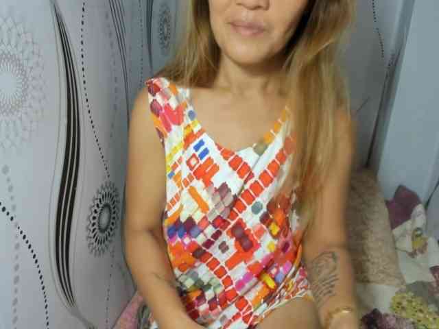 Sweettrouble42 webcam