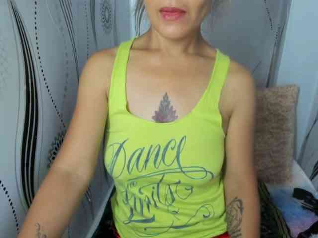 Sweettrouble42 webcam