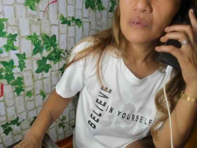 Sweettrouble42 webcam