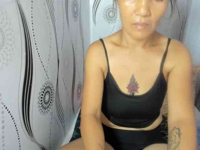 Sweettrouble42 webcam
