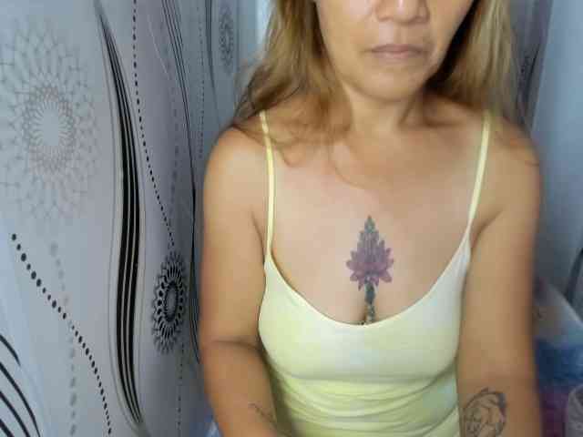Sweettrouble42 webcam
