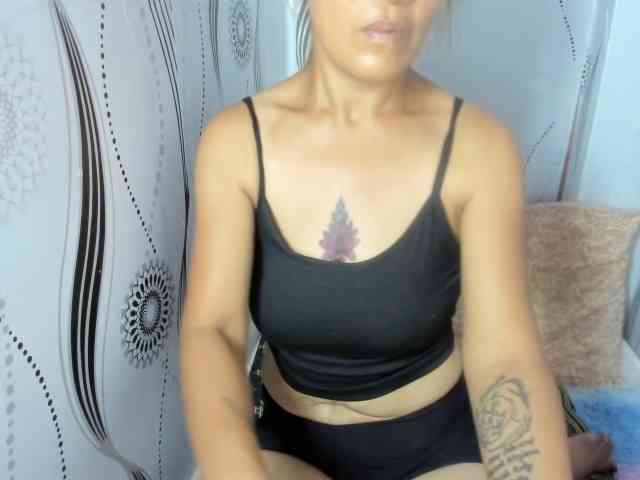 Sweettrouble42 webcam