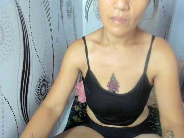 Sweettrouble42 webcam