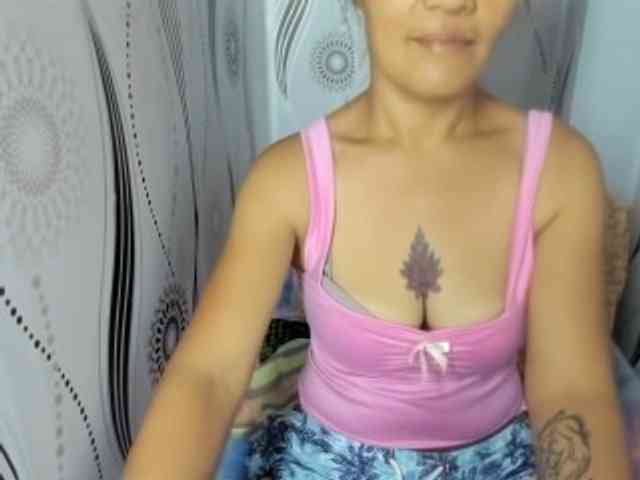 Sweettrouble42 webcam