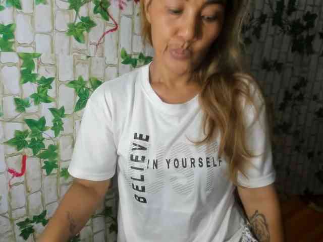 Sweettrouble42 webcam