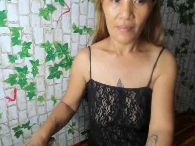 Sweettrouble42 webcam