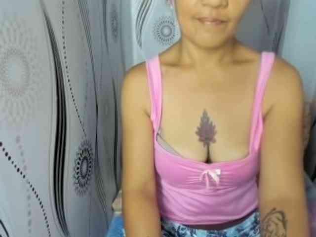Sweettrouble42 webcam