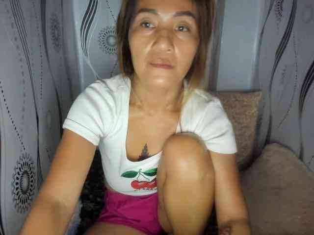 Sweettrouble42 webcam