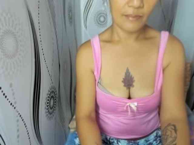 Sweettrouble42 webcam