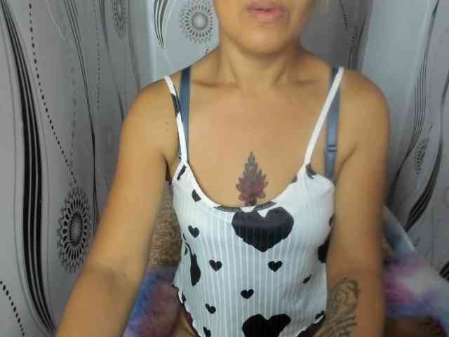 Sweettrouble42 webcam