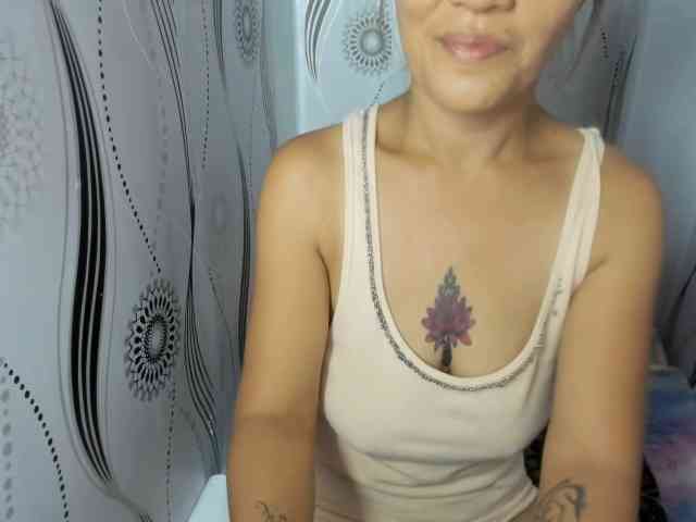 Sweettrouble42 webcam