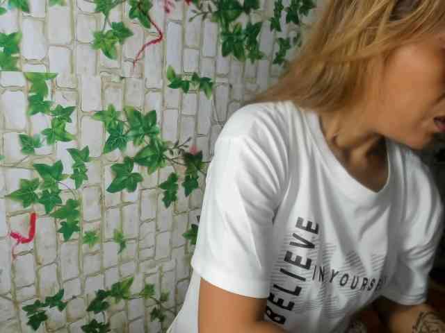 Sweettrouble42 webcam