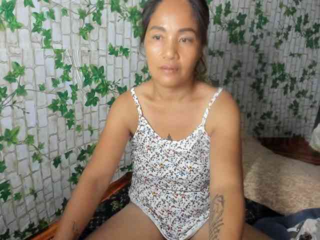 Sweettrouble42 webcam