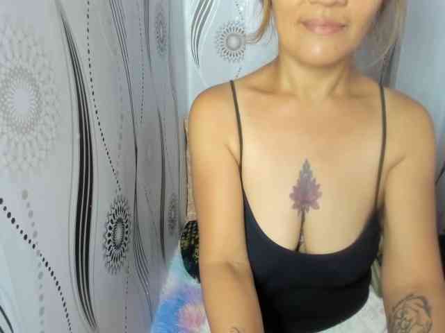 Sweettrouble42 webcam