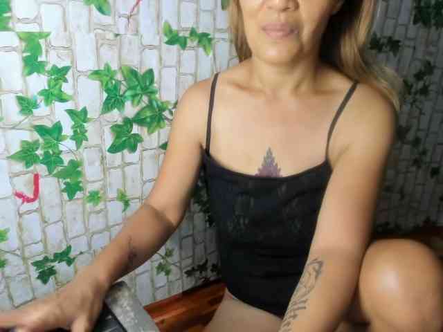 Sweettrouble42 webcam