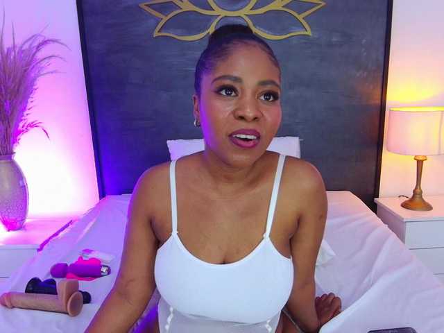 AlisonTravis live cam on BongaCams