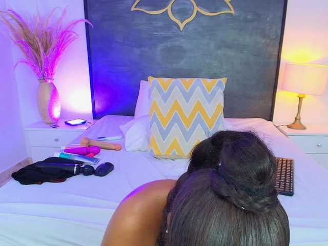 AlisonTravis live cam on BongaCams
