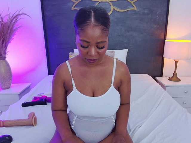 AlisonTravis live cam on BongaCams