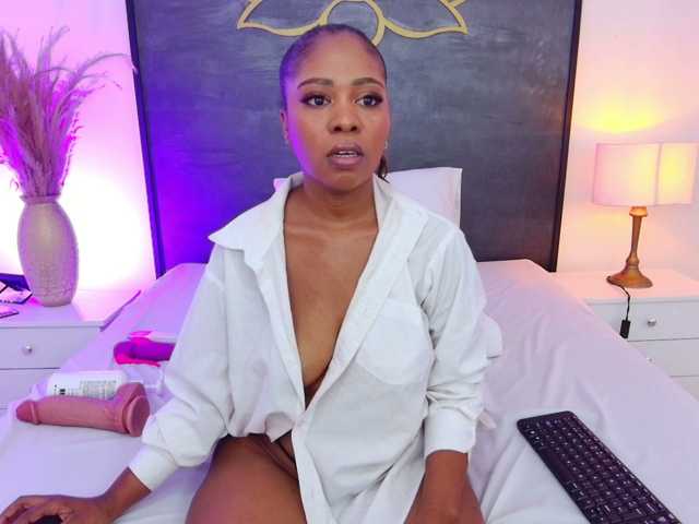 AlisonTravis live cam on BongaCams