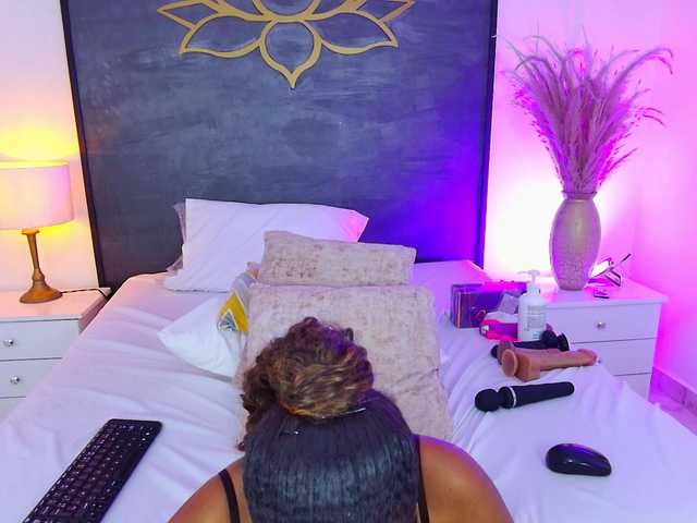 AlisonTravis live cam on BongaCams