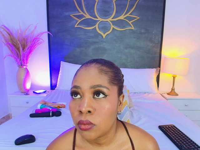 AlisonTravis live cam on BongaCams