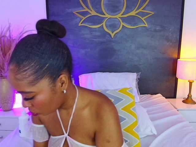 AlisonTravis live cam on BongaCams