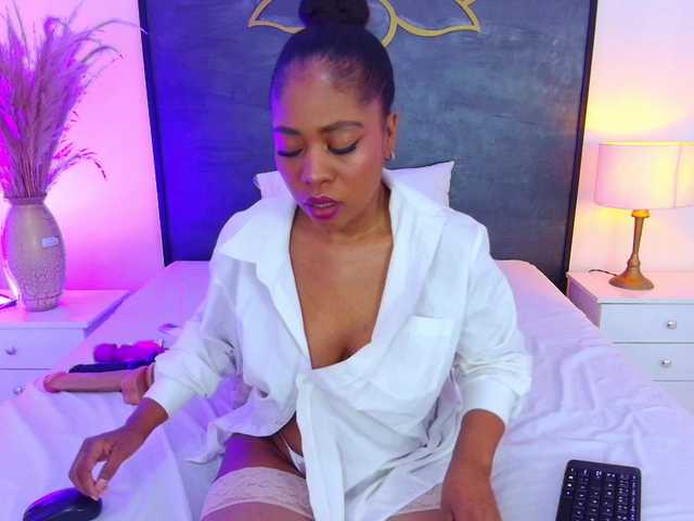 AlisonTravis live cam on BongaCams