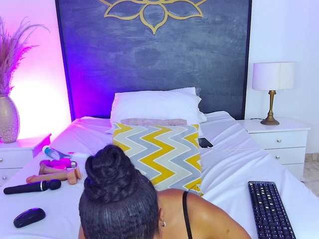 AlisonTravis live cam on BongaCams