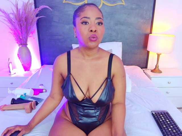 AlisonTravis live cam on BongaCams