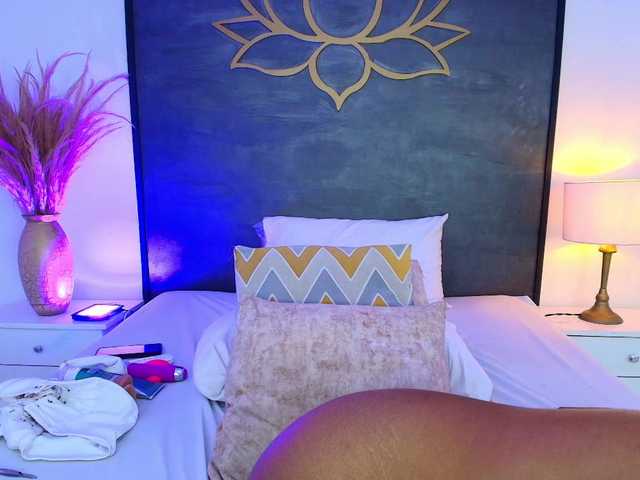 AlisonTravis live cam on BongaCams