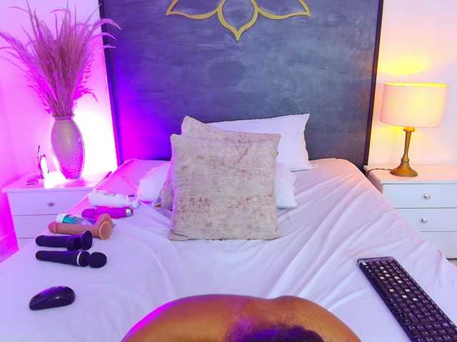 AlisonTravis live cam on BongaCams