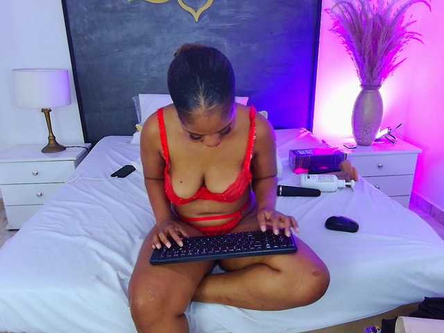 AlisonTravis live cam on BongaCams