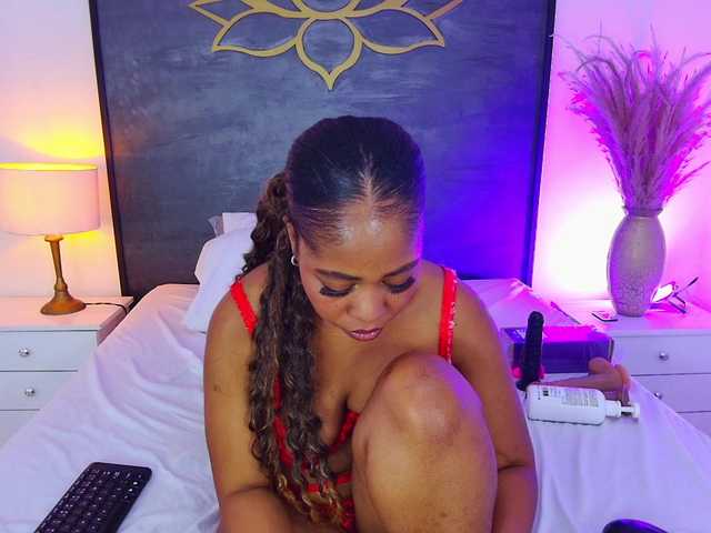 AlisonTravis live cam on BongaCams