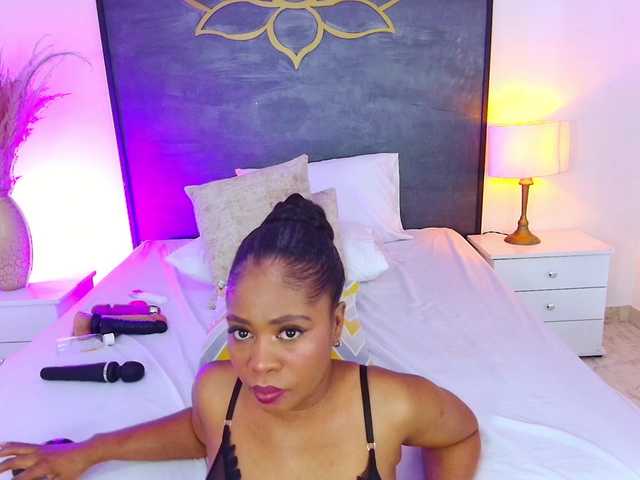 AlisonTravis live cam on BongaCams