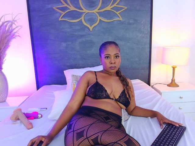 AlisonTravis live cam on BongaCams