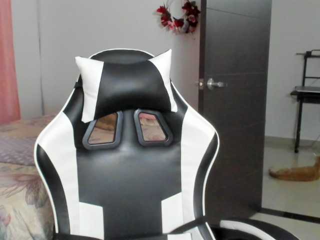 LaraCat1 live webcam show