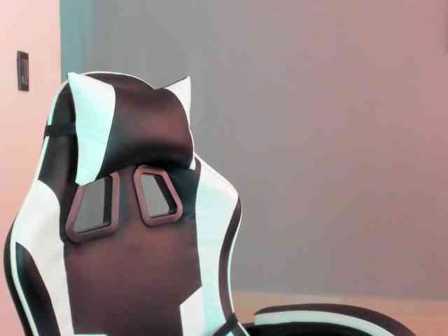 LaraCat1