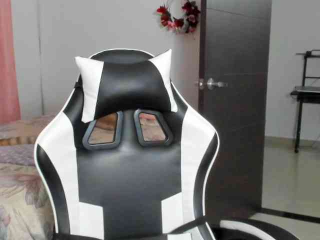 LaraCat1