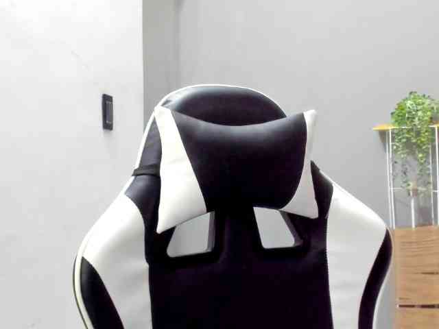 LaraCat1