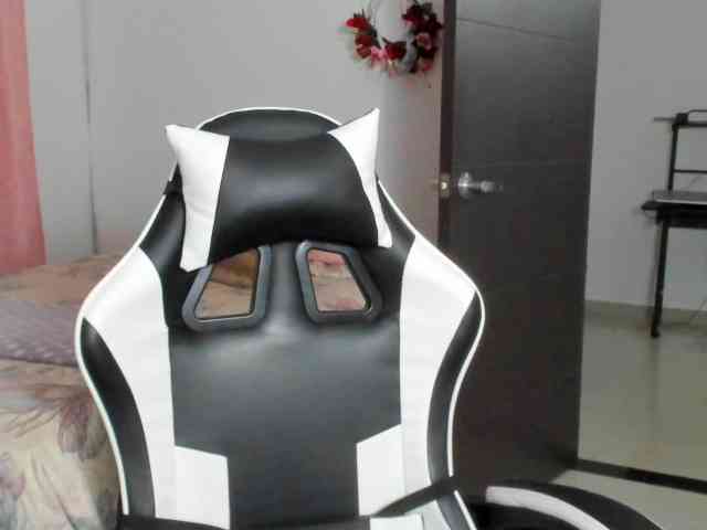 LaraCat1