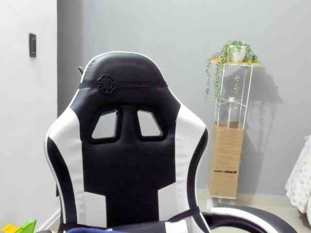 LaraCat1