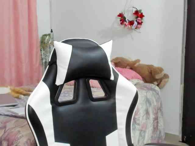 LaraCat1