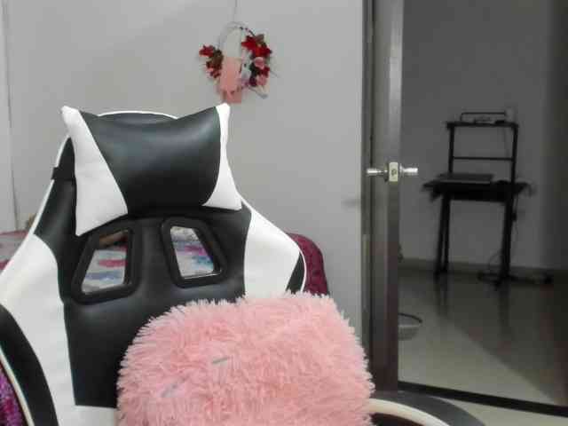 LaraCat1