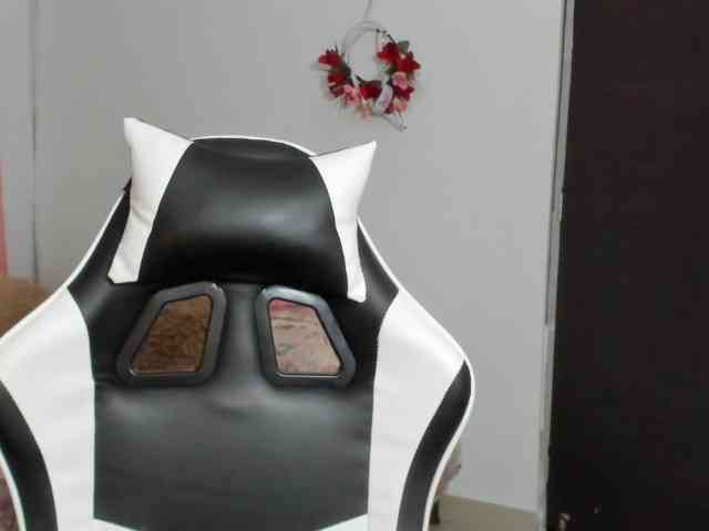 LaraCat1
