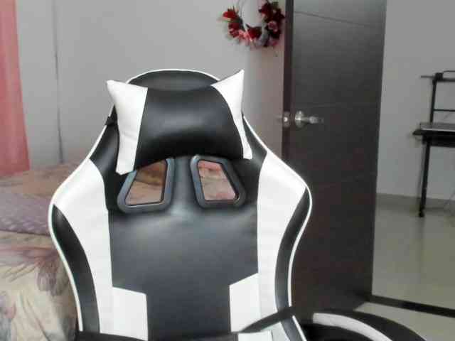 LaraCat1