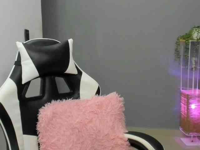 LaraCat1